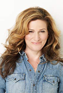 How tall is Ana Gasteyer?